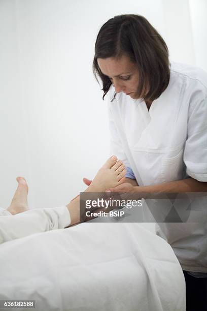 Reportage in a Chinese medecine practice. Foot reflexology.