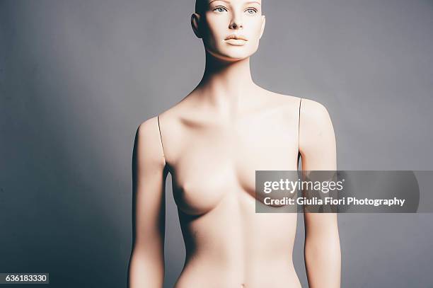 naked mannequin in a studio - dressmaker's model 個照片及圖片檔