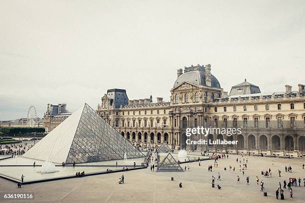 louvre museum - pyramide du louvre stock pictures, royalty-free photos & images