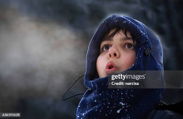 boy breath in winter - vapor da respiração imagens e fotografias de stock