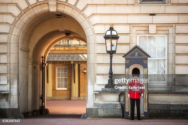 sentry of the grenadier guards outside buckingham palace - security in london stockfoto's en -beelden