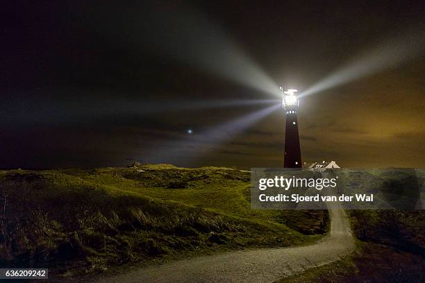 path to the lighthouse in the dunes at night - farol imagens e fotografias de stock