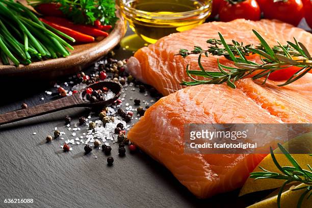 raw salmon steak - salmon steak stockfoto's en -beelden