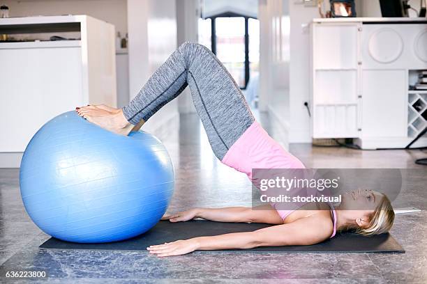 junge frau training mit fitness-ball - gymnastikball stock-fotos und bilder