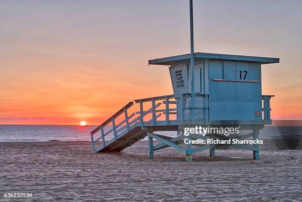 santa monica beach lifeguard hut - cabina del guardaspiaggia foto e immagini stock