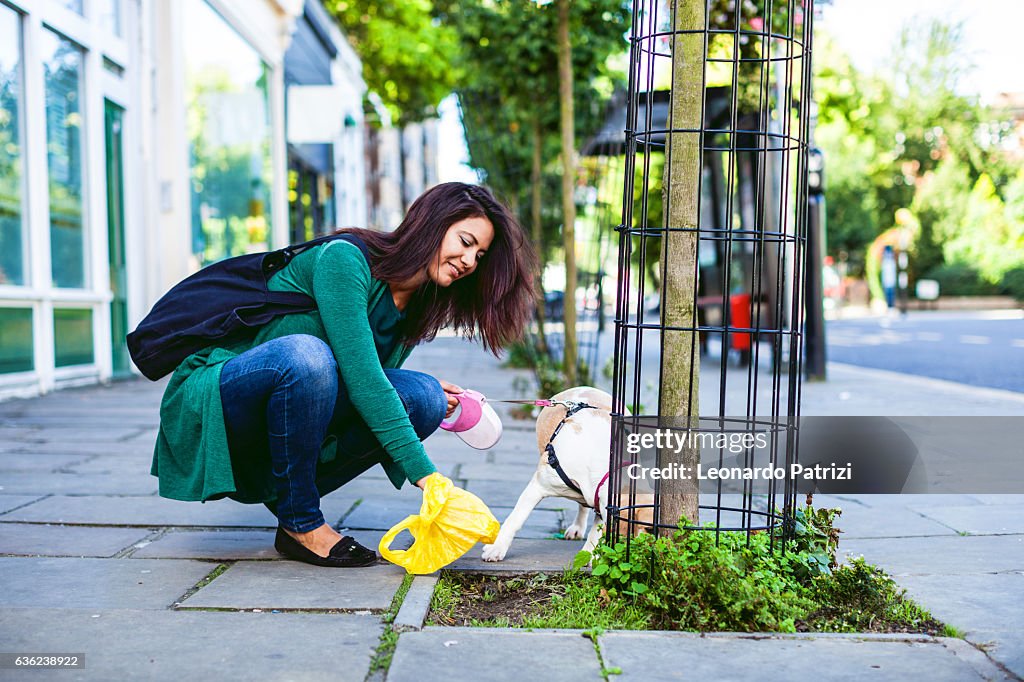 Frau Reinigung verantwortlich, die die Gehweg in London, Notting Hill