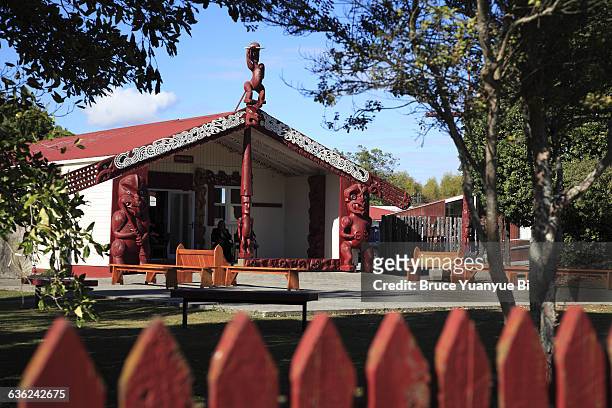 traditional maori meeting house of turangaapeke - motueka ストックフォトと画像