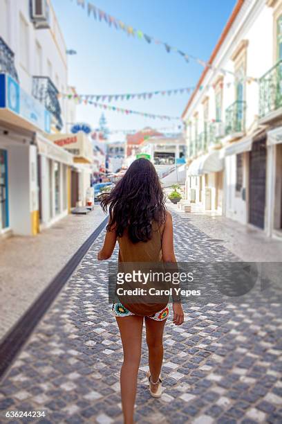 rear view a woman walking at albufeira street - 法如 葡萄牙 個照片及圖片檔