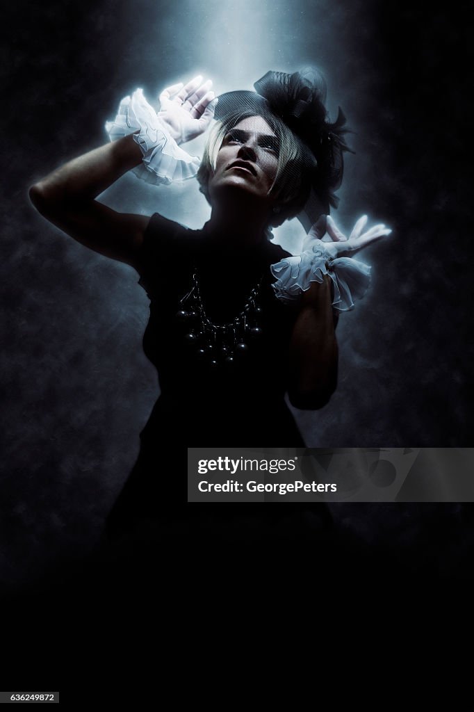 Frau trägt Vintage-Kleidung mit dramatischer Beleuchtung