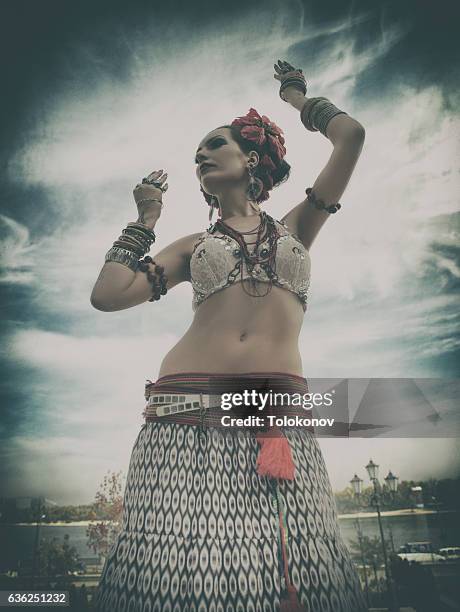 asian belly dancer retro styled female portrait - belly dancing stockfoto's en -beelden