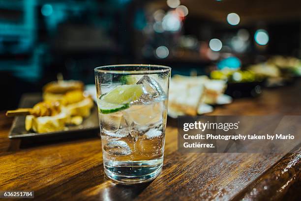 gin tonic at bar - lemon soda stock pictures, royalty-free photos & images