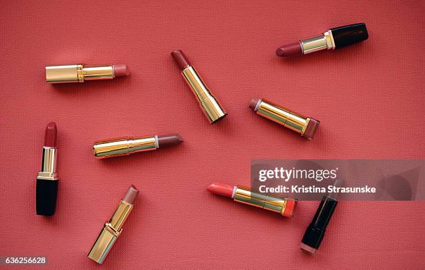 nine lipsticks - rode lippenstift stockfoto's en -beelden