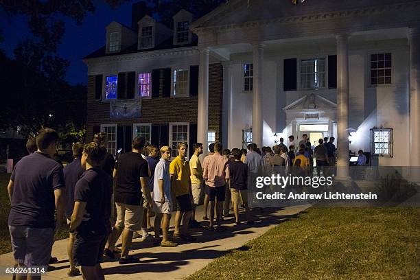 College Rushing Fraternities College Frat House Photos and Premium High Res Pictures - Getty Images