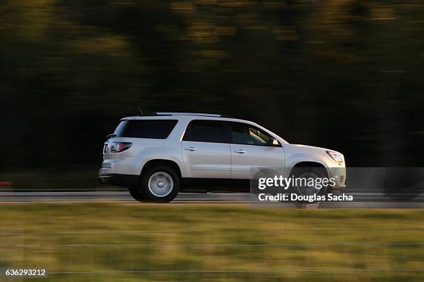 moving suv on a rural highway - van de zijkant stockfoto's en -beelden