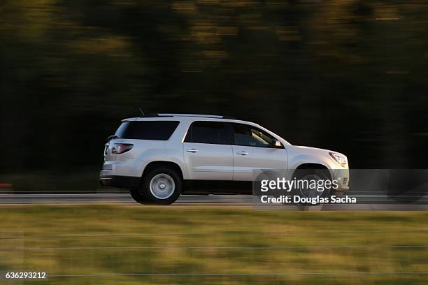 moving suv on a rural highway - köra ett motorfordon bildbanksfoton och bilder
