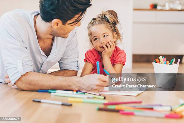 vater und tochter färbung auf dem boden - kid with markers stock-fotos und bilder