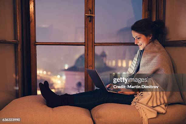 frau arbeitet auf laptop zu hause fühlen  - frost scheibe stock-fotos und bilder