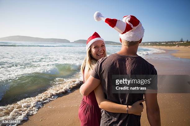 paseo por la playa con nuestros sombreros de navidad - southern hemisphere fotografías e imágenes de stock