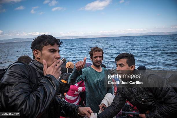migrants arriving by boat from turkey to lesbos greece - immigrants stockfoto's en -beelden