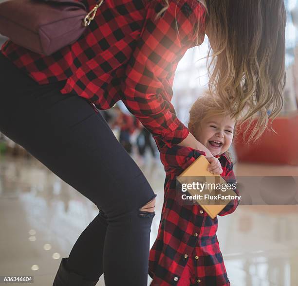 little toddler girl laughing - mesma roupa imagens e fotografias de stock