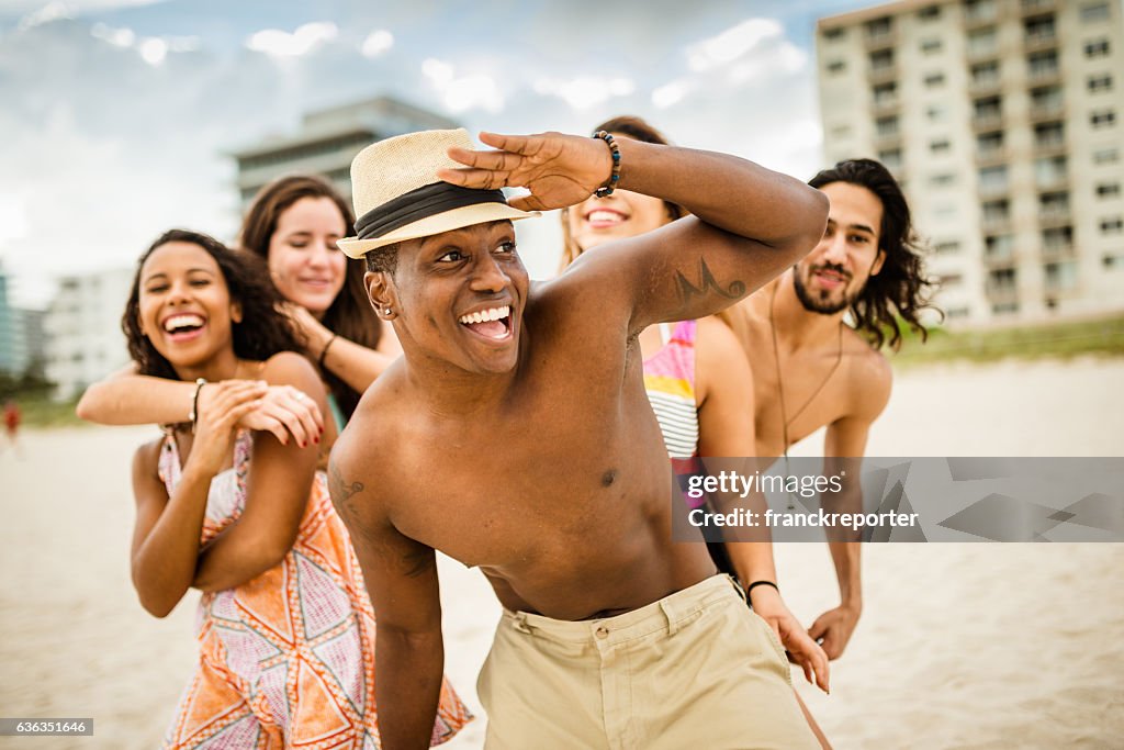 Freunde, Tanzen am Strand für eine party