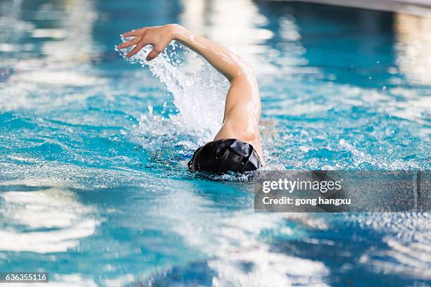 swimming man in swimming pool - swimming free style pool stockfoto's en -beelden