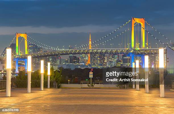 rainbow bridge, tokyo, japan - odaiba tokyo stockfoto's en -beelden