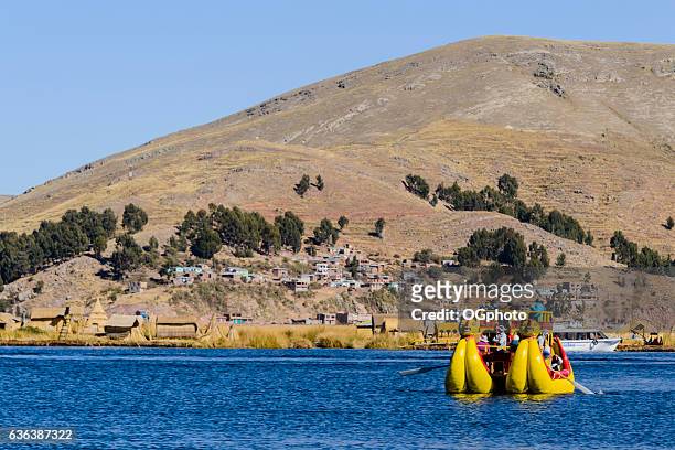 reed boat carrying tourists on lake titicaca, peru - ogphoto stockfoto's en -beelden