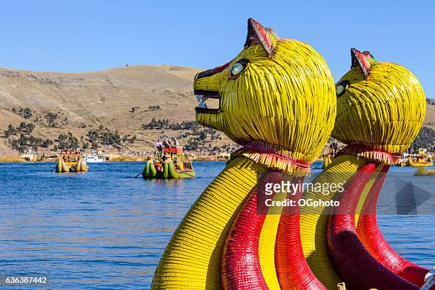 reed boat carrying tourists on lake titicaca, peru - ogphoto stockfoto's en -beelden