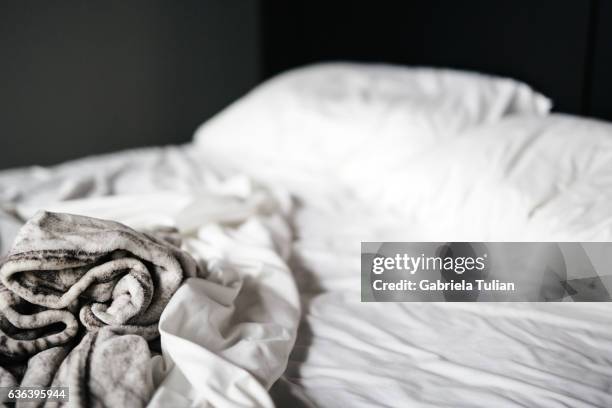 bedding sheets and pillow - bed linen stockfoto's en -beelden