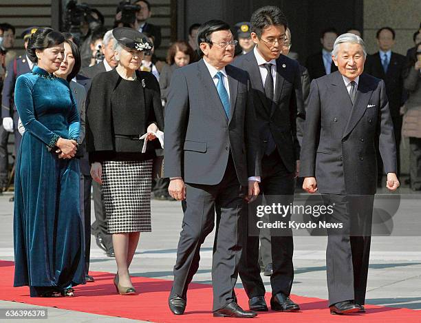 Japan - Vietnamese President Truong Tan Sang , his wife Mai Thi Hanh , Japanese Emperor Akihito and Empress Michiko head to a welcoming ceremony at...