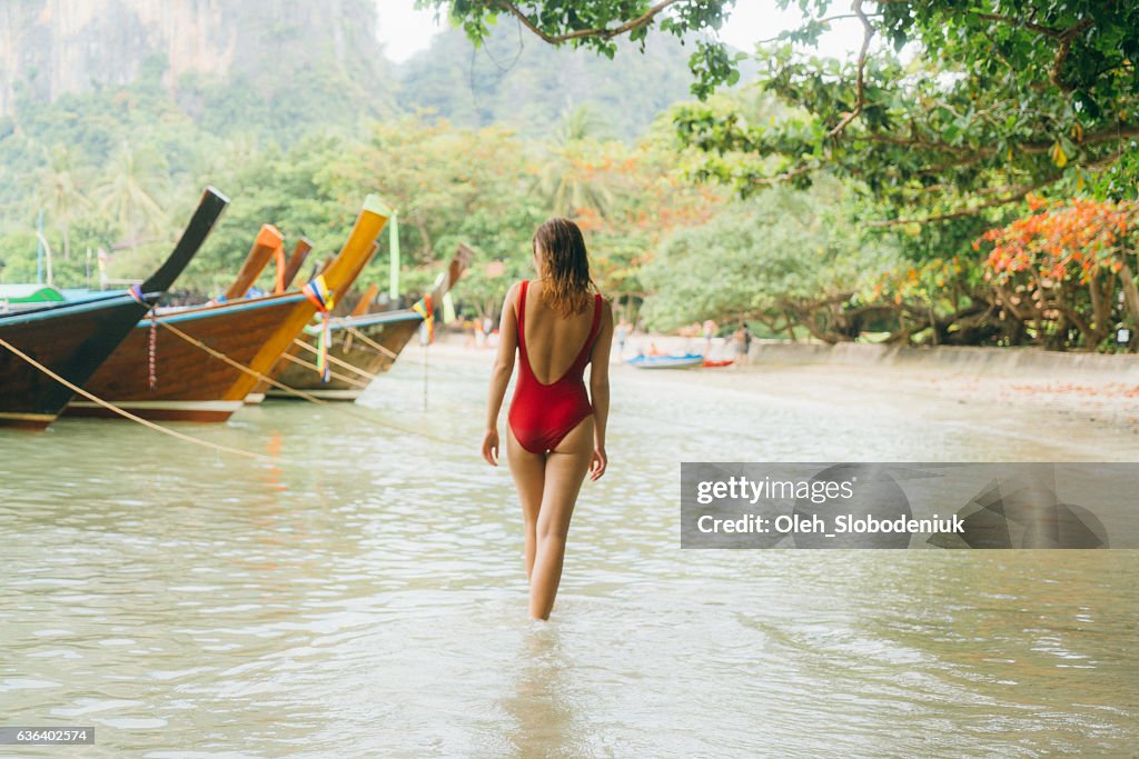 Donna sulla spiaggia in Thailandia