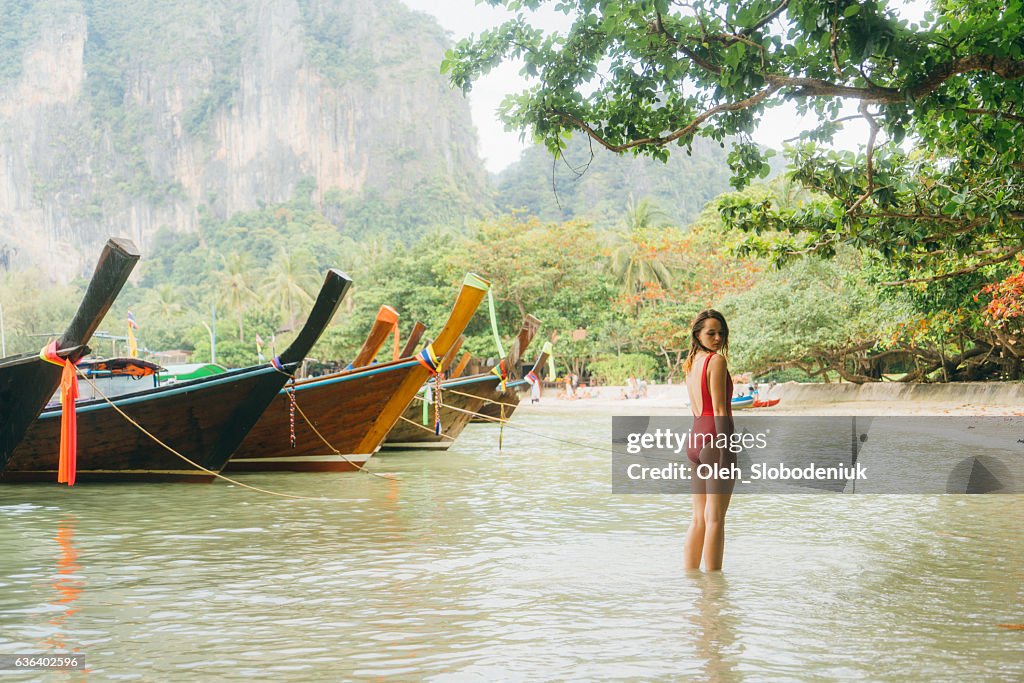 Donna sulla spiaggia in Thailandia