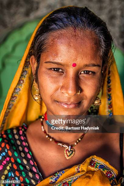 porträt von junge indische frau, bernstein, indien - bindi stock-fotos und bilder