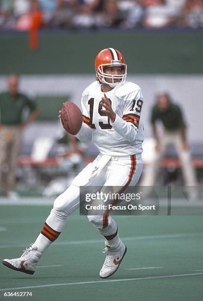 Bernie Kosar of the Cleveland Browns drops back to pass against the New York Jets during an NFL Football game September 16, 1990 at the Meadowlands...