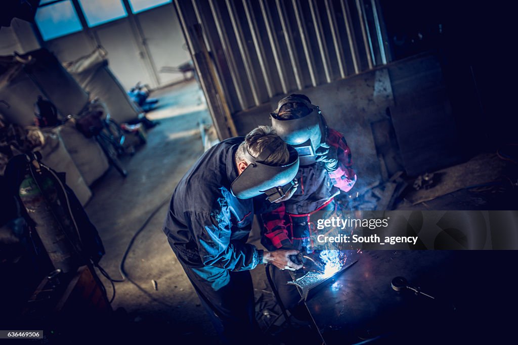 Equipo de soldadores en taller