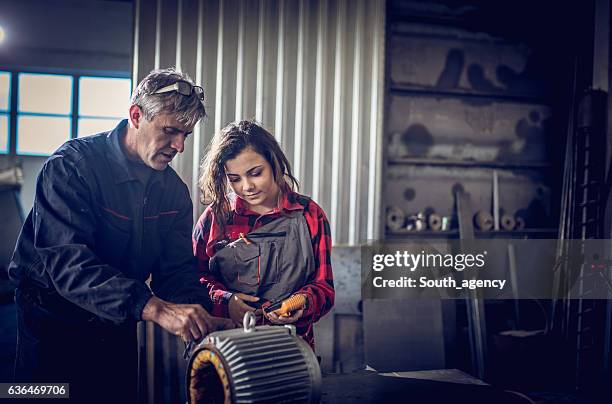 mentor y su trinee - motor eléctrico fotografías e imágenes de stock