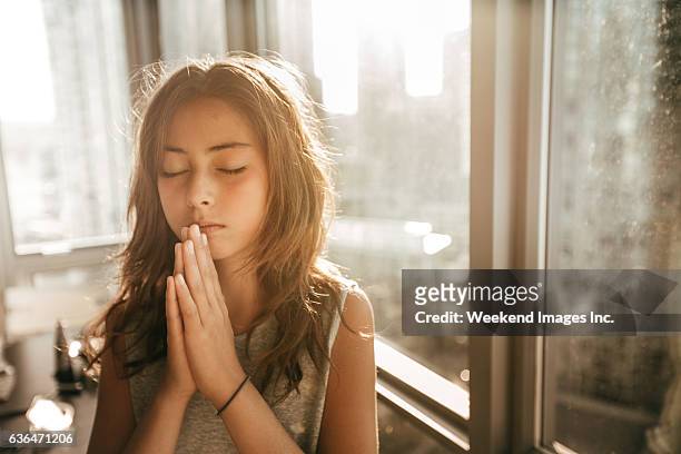praying for my soul - bidden stockfoto's en -beelden