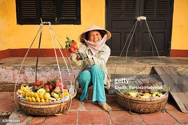 vietnamese fruit seller - vietnam stockfoto's en -beelden