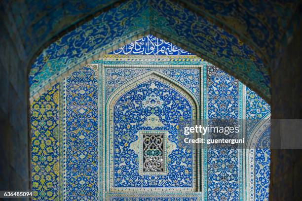 ladrilhos na mesquita shah na praça do imã, isfahan, irã - cultura iraniana oriente médio - fotografias e filmes do acervo