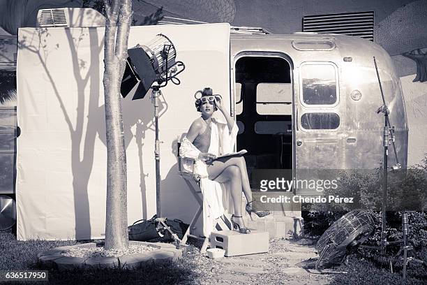 actress behind the scenes - film set stock pictures, royalty-free photos & images