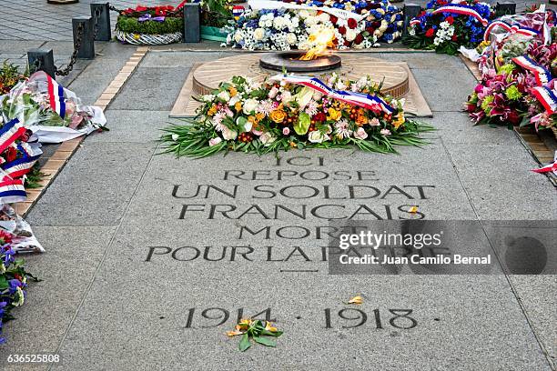 tomb of the unknown soldier beneath the arc de triomphe in paris, france - tomb of the unknown soldier paris stock pictures, royalty-free photos & images