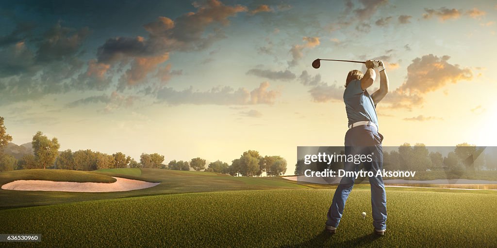 Golf: Hombre jugando al golf en un campo de golf