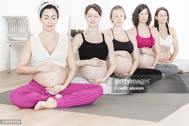 lezione di yoga per donna incinta - cinque persone foto e immagini stock
