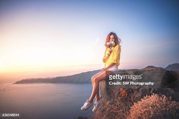asian woman sitting on the cliff - beautiful asian legs stockfoto's en -beelden