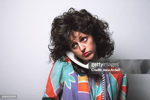 retro woman talking on landline phone - 1980 photos et images de collection