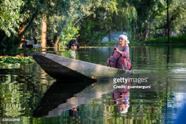 old woman with girl in a boat, lake dal, india - dal lake imagens e fotografias de stock