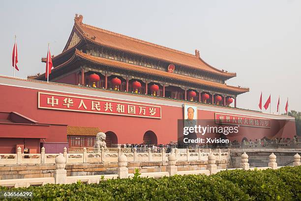 lots of people traveling through changan street infront of tiananmen gate in the national day in beijing, china"n - tiananmen square fotografías e imágenes de stock