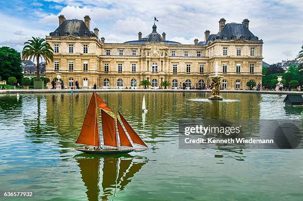 riflesso della vela rossa - jardin du luxembourg no people foto e immagini stock