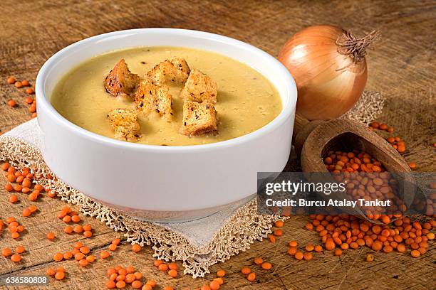 lentil soup - crouton stockfoto's en -beelden